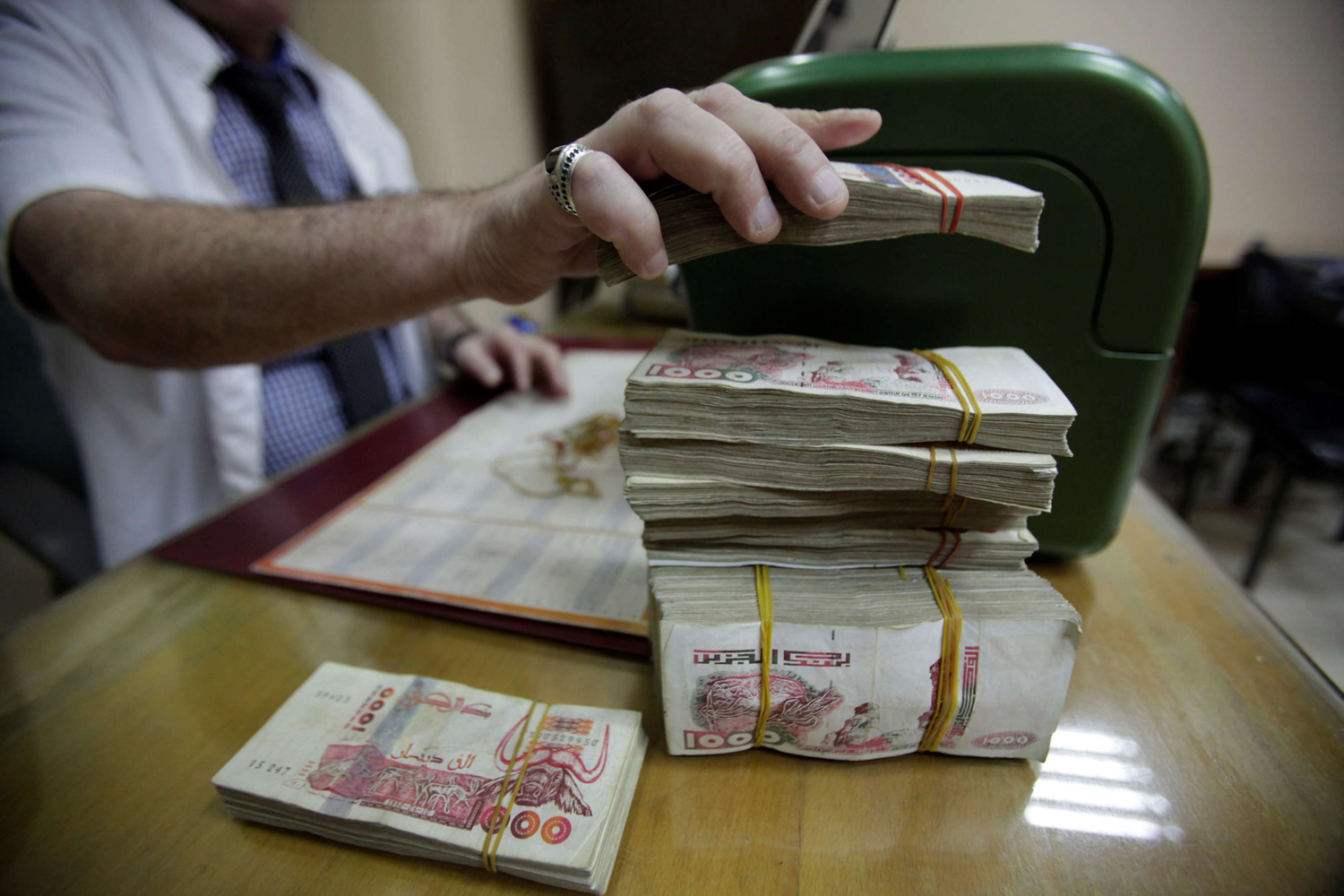 سعر صرف الدينار بلغ مستوى 132 مقابل الدولار 