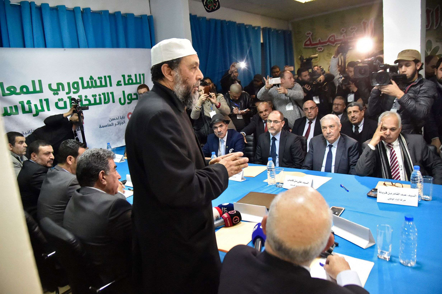 رئيس حزب العدالة والتنمية خلال اجتماع مع قادة المعارضة لاختيار مرشح مشترك في الانتخابات الرئاسية 