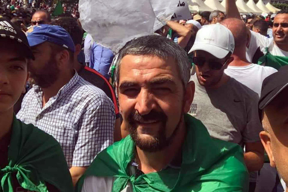 سمير بلعربي من وجوه الحراك الشعبي الذي هز الجزائر لأكثر من عام