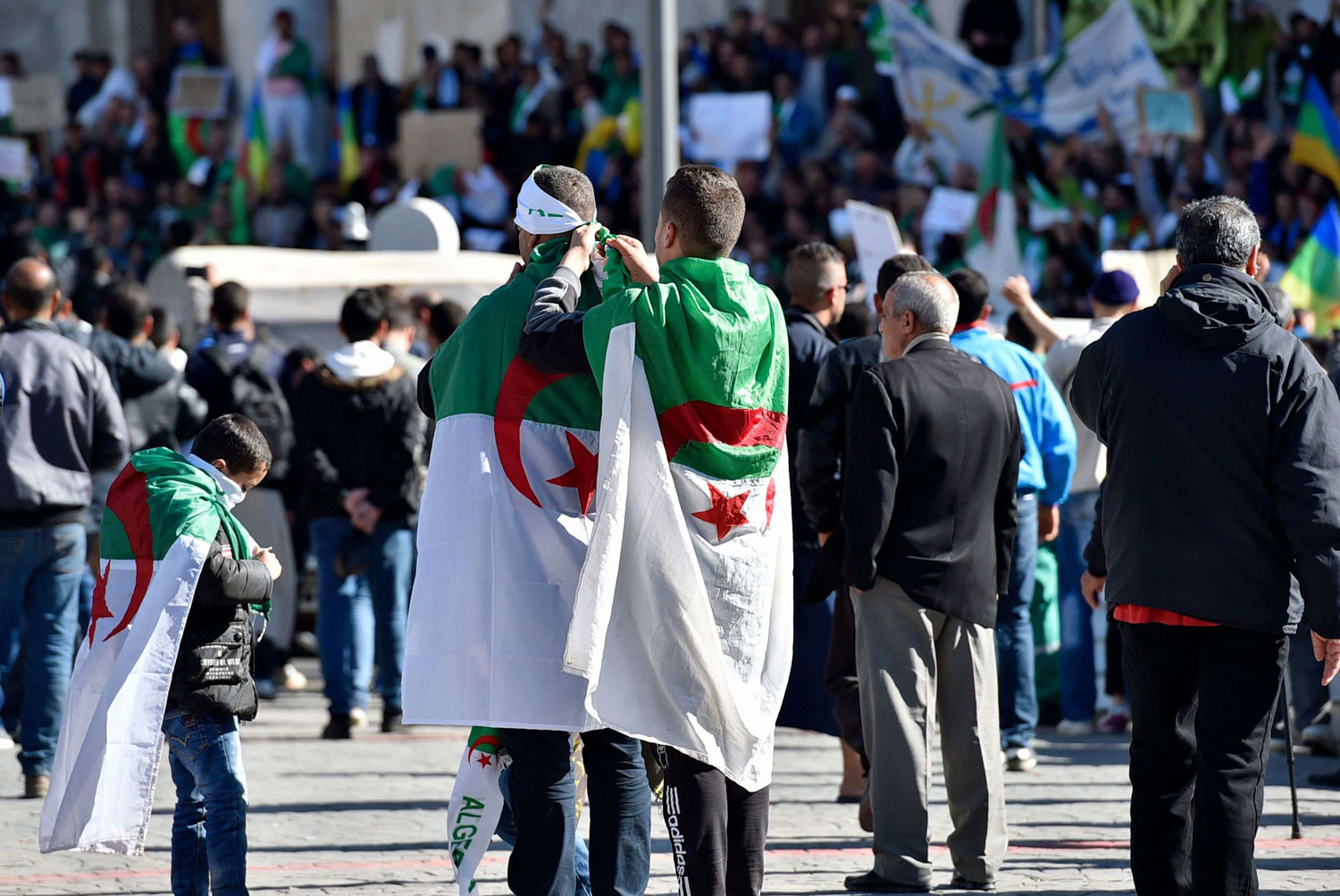 الشارع ورقة ضغط أسقطت خطابات السلطة