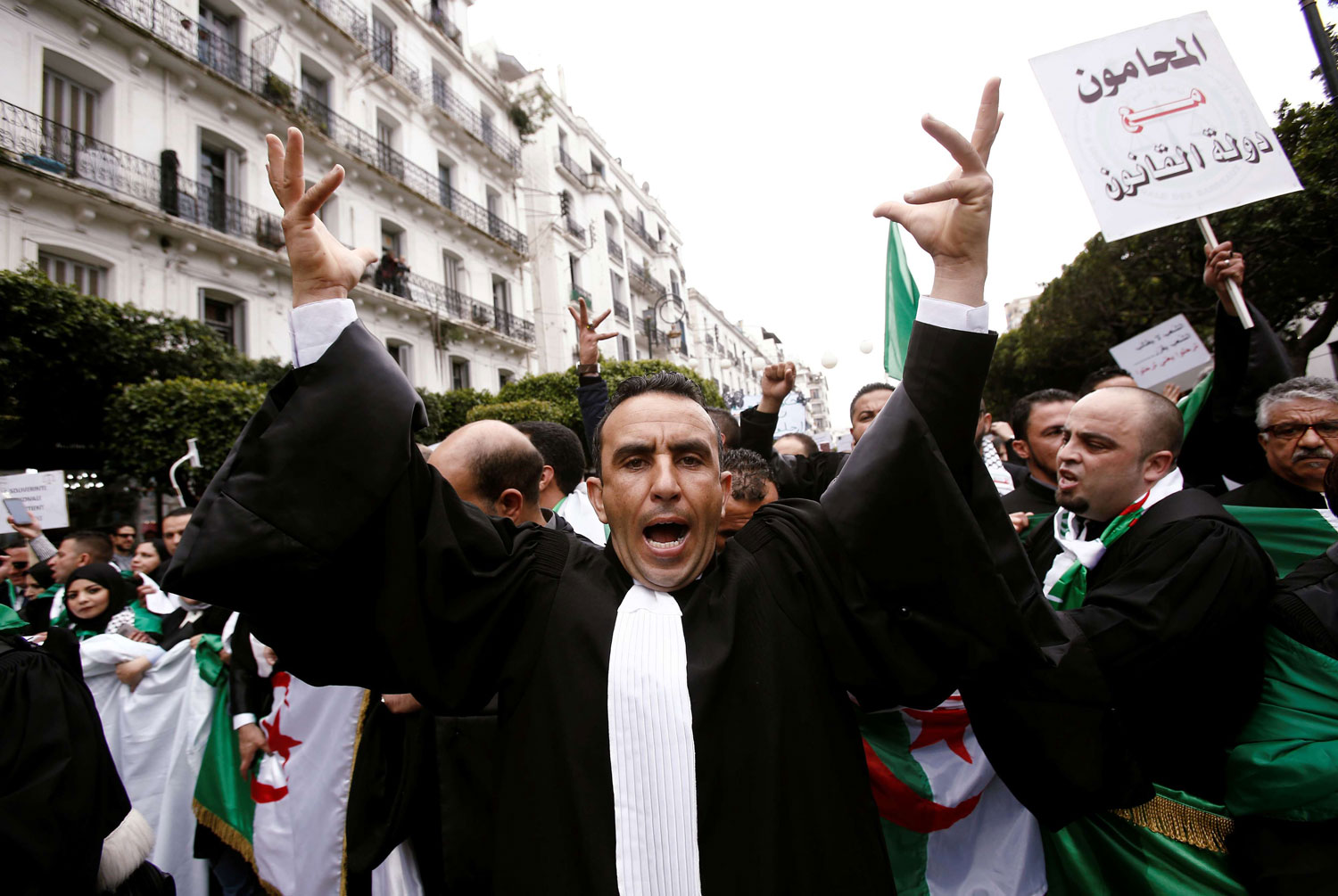 الحراك الشعبي في الجزائر يصعّد لهجته تجاه السلطة بالدعوة إلى إضراب شامل