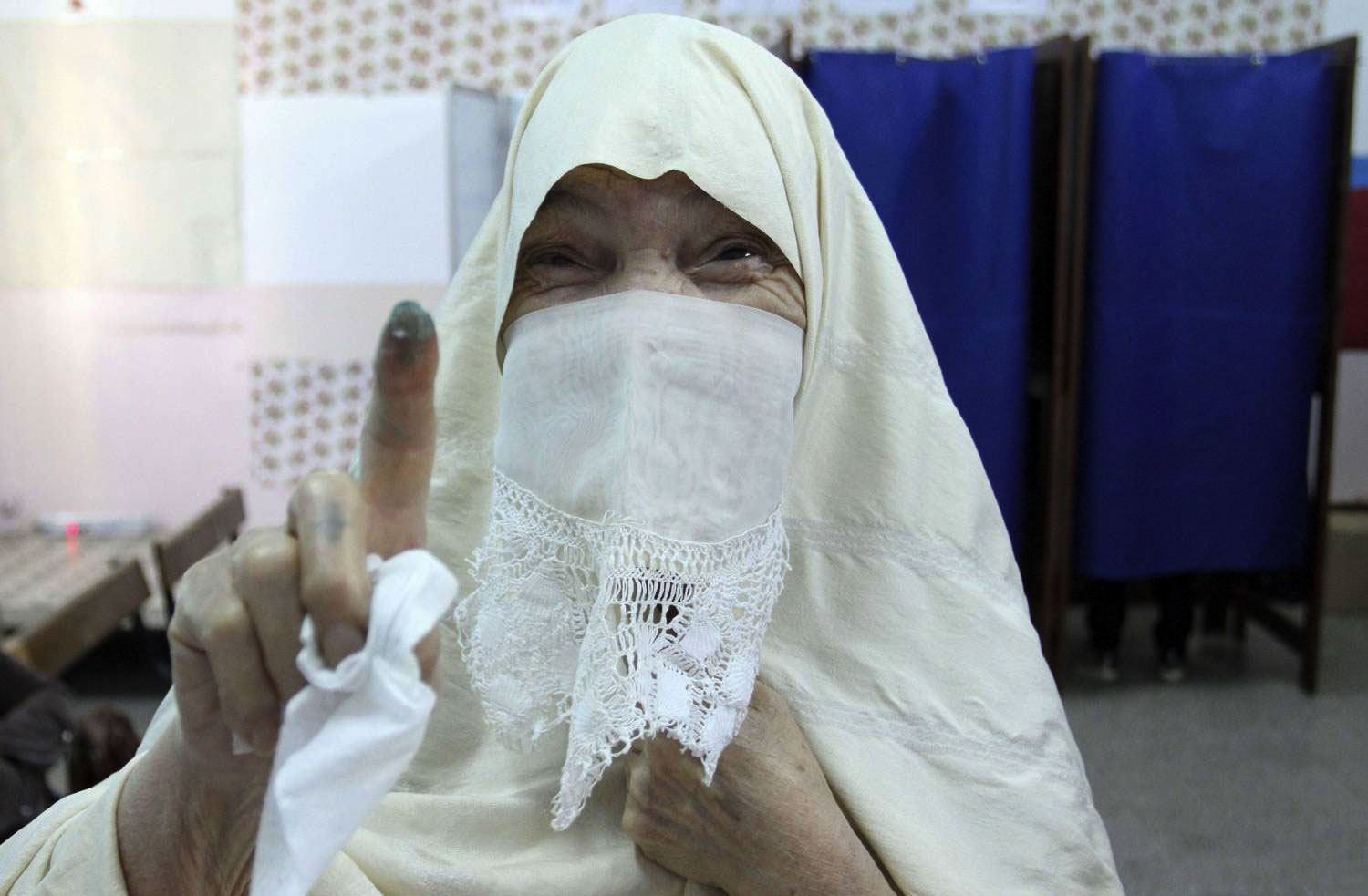 المرأة الماكثة في البيت لا تزال تنتظر تجسيد وعود رئيس البلاد