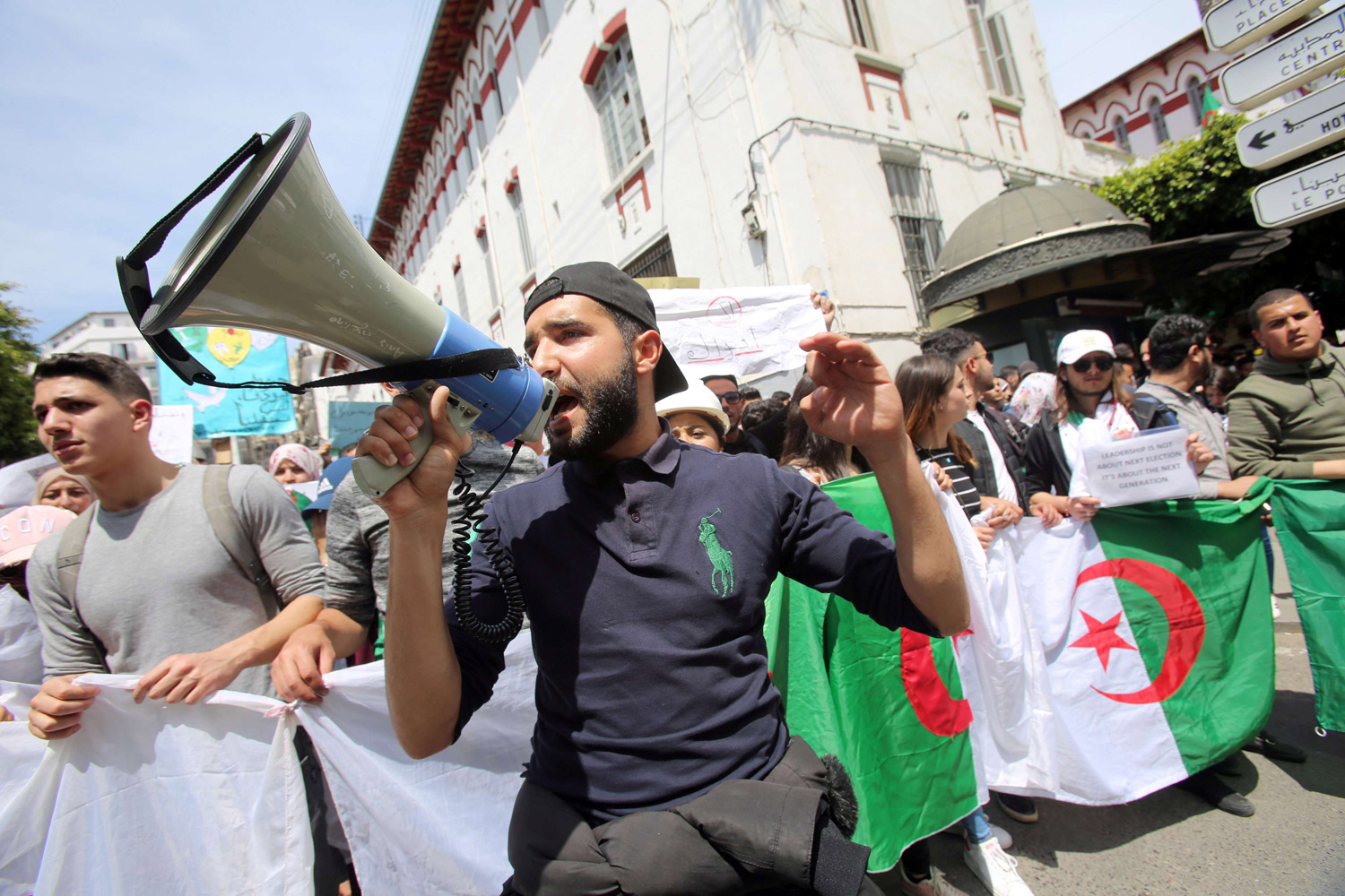 تحول النزاعات من العنف إلى التظاهر السلمي فرض وجها جديدا للقارة