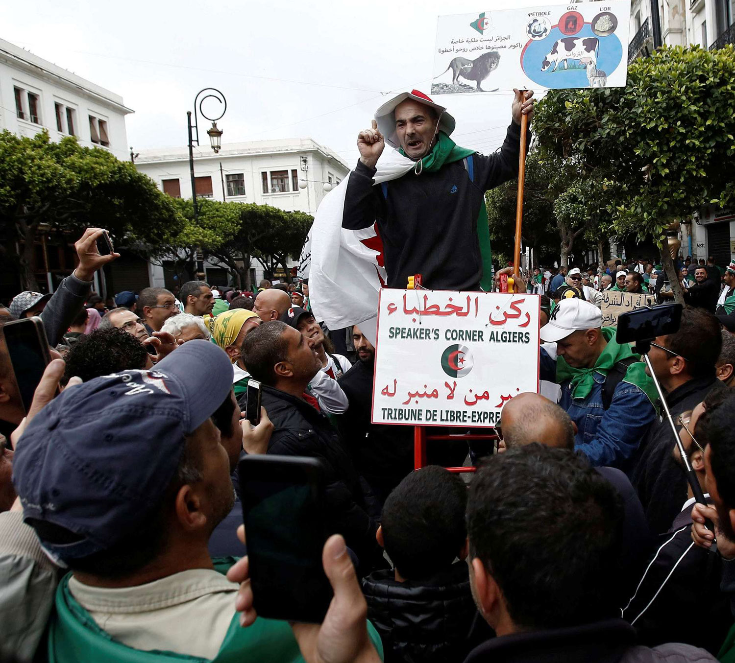  الحراك الشعبي في الجزائر “أبان عن الواقع اللغوي للجزائريين"