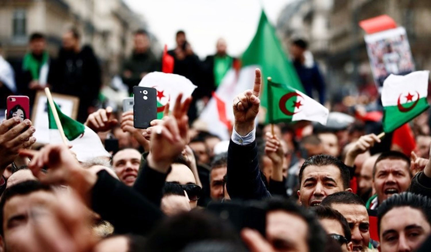 الحراك الشعبي الجزائري يروق لبوباكير ويروق هو للحراك، فهو كما يقول عنه “ميلاد أمة”، و”ثورة ناعمة، ناعمة”، وقد “أسقط ألقابا في غير موضعها (فخامة، سيادة، معالي..) وعوّضها بخاوة خاوة”