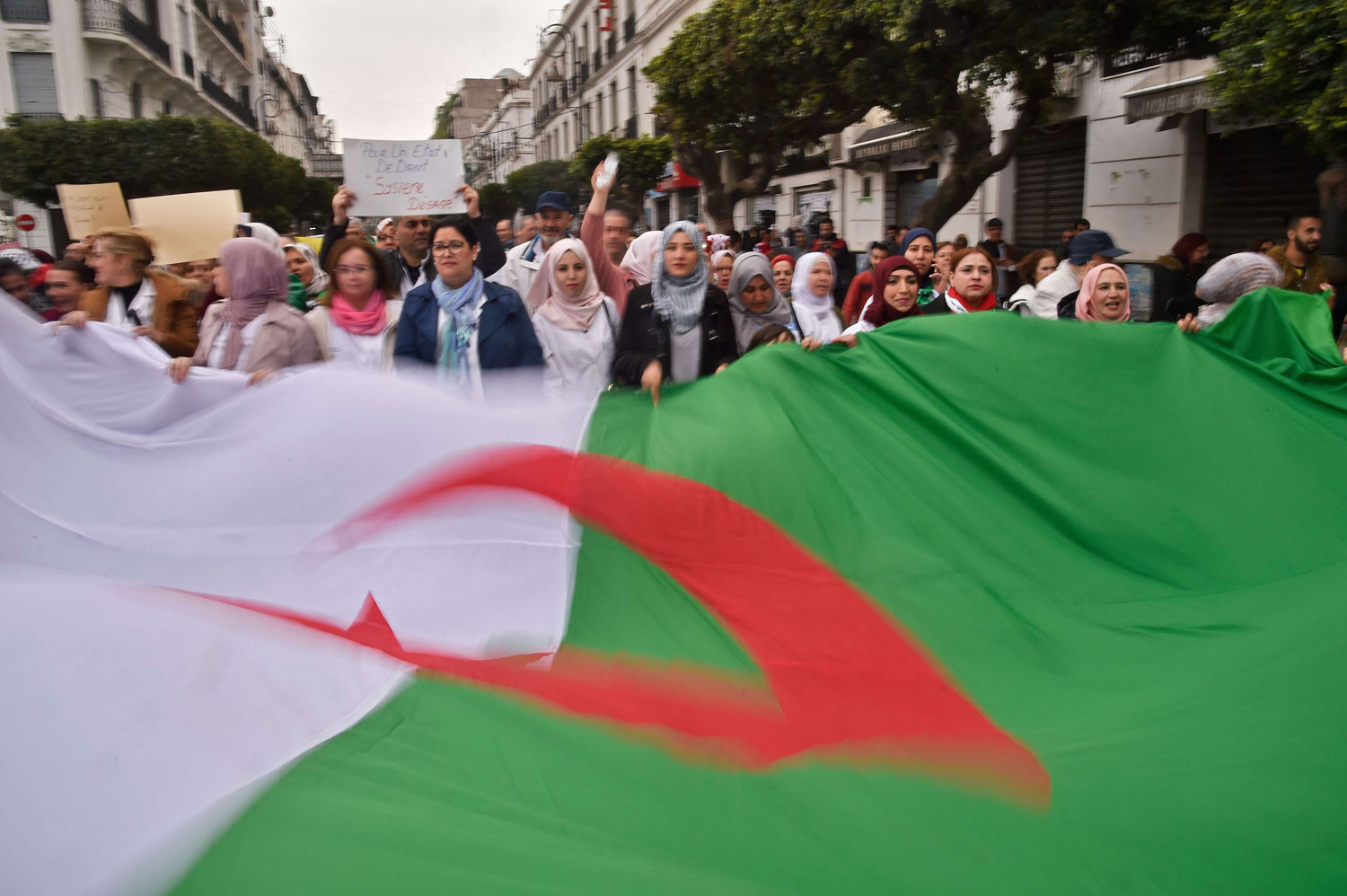 شعب يتوق إلى الانتقال ببلاده إلى مصاف الدول الديمقراطية