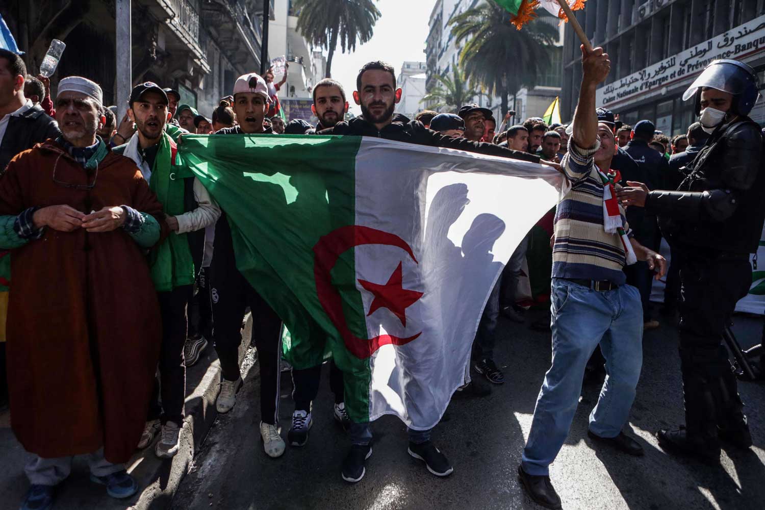 الشارع الجزائري يغلي رافعا دعوى التغيير والإصلاح