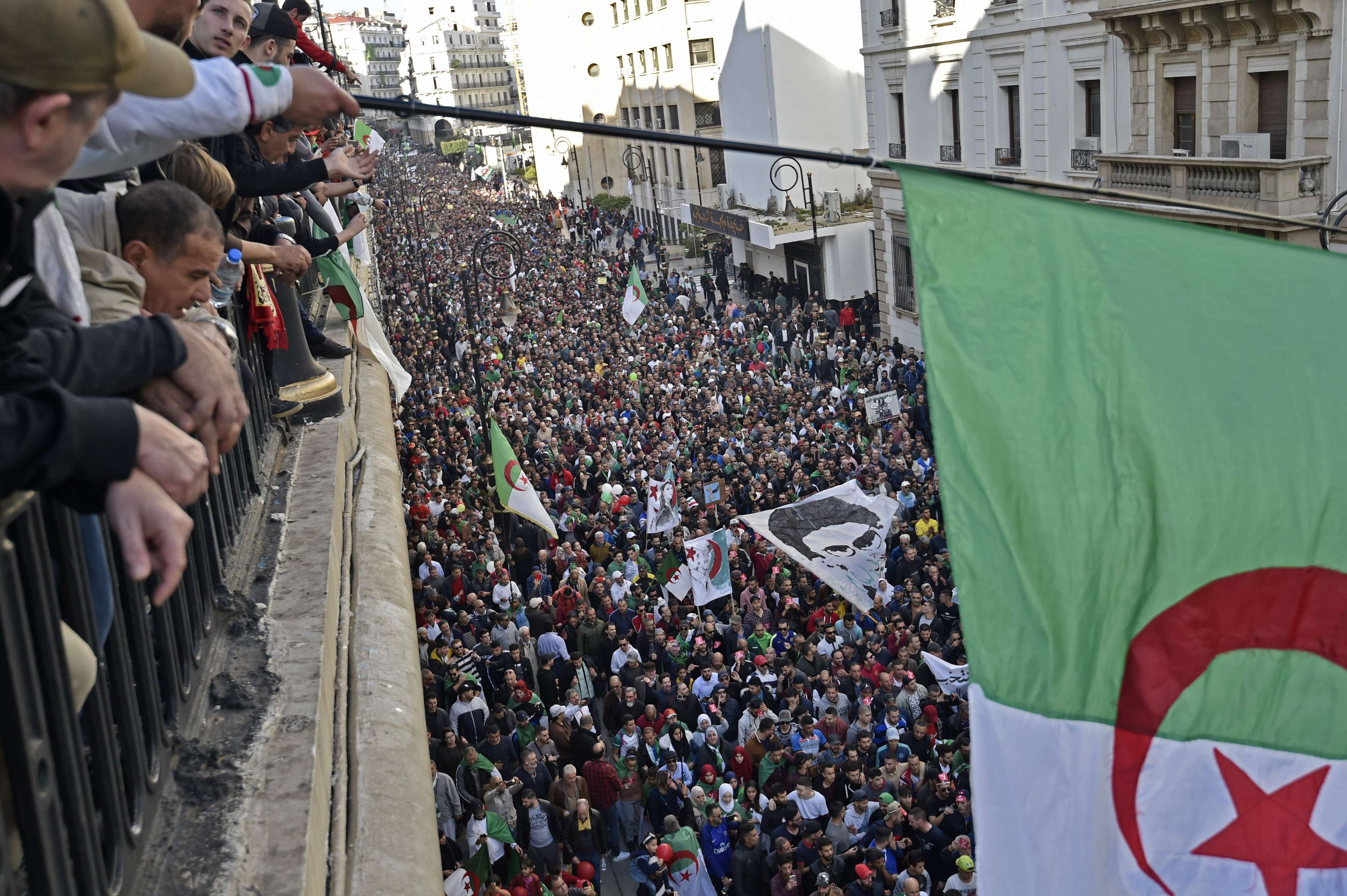 مراقبة قادة الحراك الشعبي على مواقع التواصل