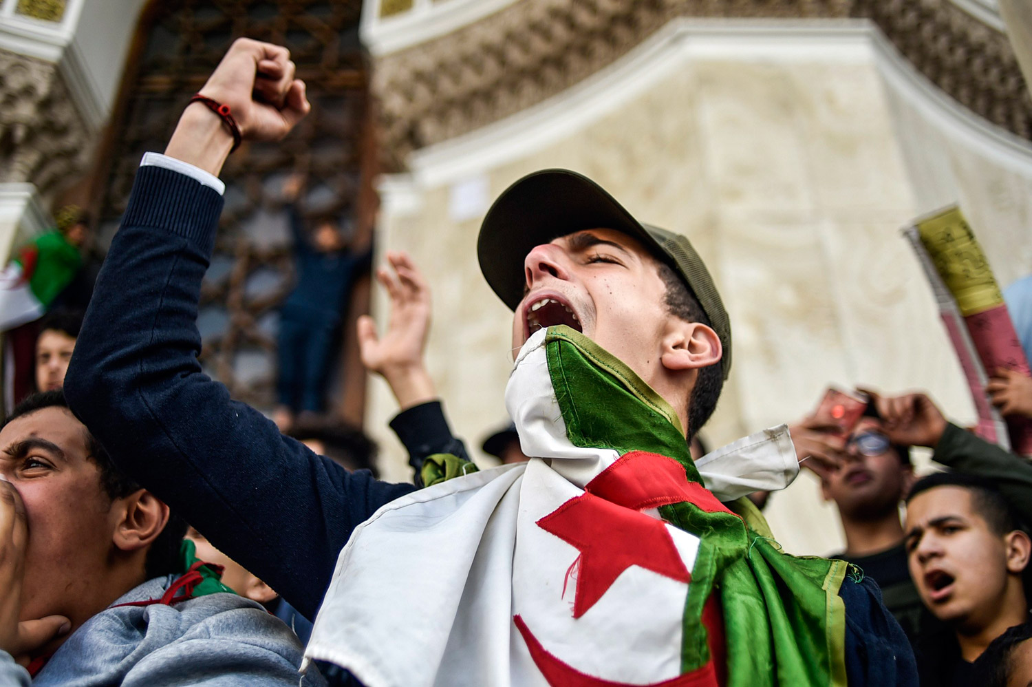 التفاؤل بما ستفعله بن دودة قد يتباطأ قليلا. فبعد أن بدأت بتشكيل فريقها من كوادر جاءت بها من خارج الوزارة، أخذ الكثيرون يتهمون بعض المحيطين بالوزيرة بترك مواقعهم في الحراك والقبول بمناصب مضادة له