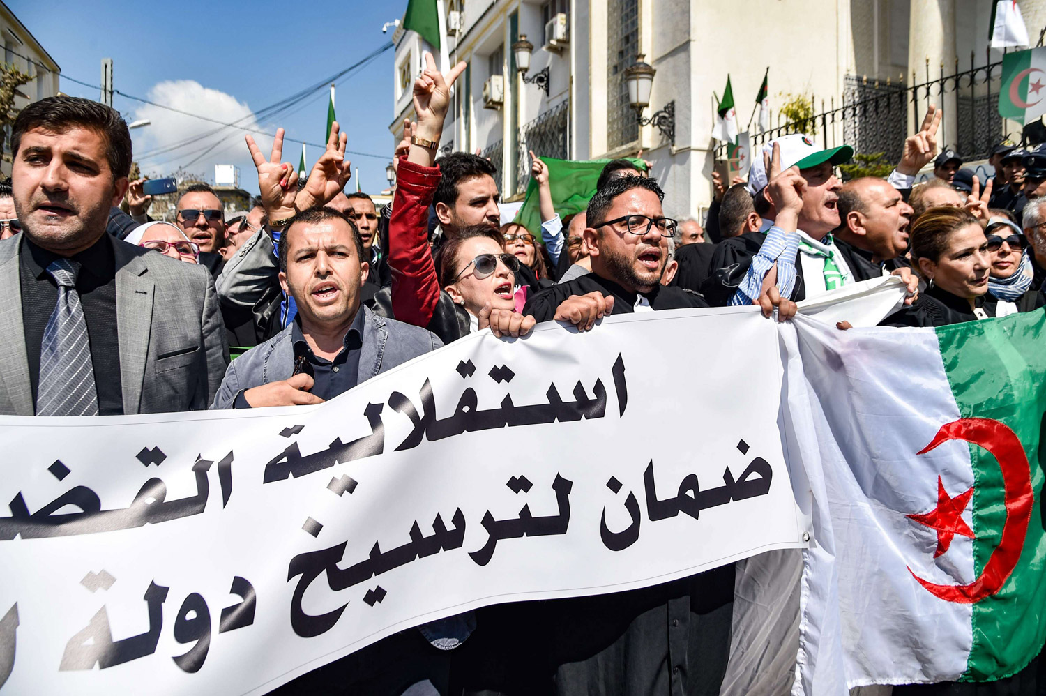 الفاصل ما بين تعيين زغماتي كنائب عام لقضاء الجزائر وتعيينه وزيرا للعدل، هو فاصل طبعه حراك شارع أسقط رؤوس الفساد