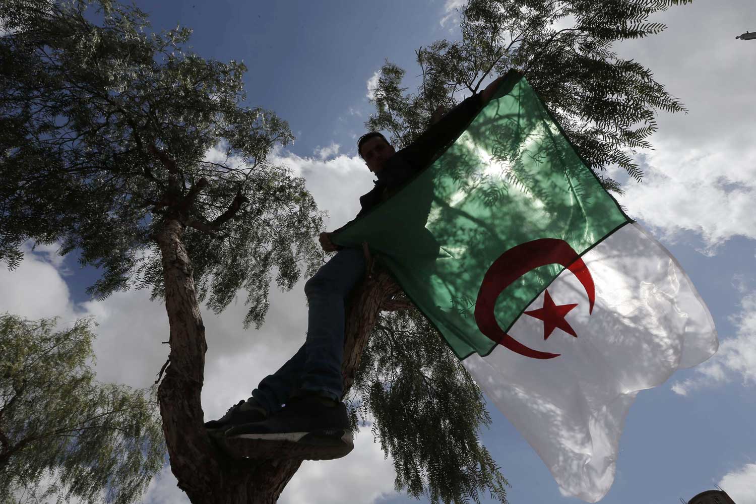 شعلة الاحتجاجات تنتشر في أكثر من بلد عربي