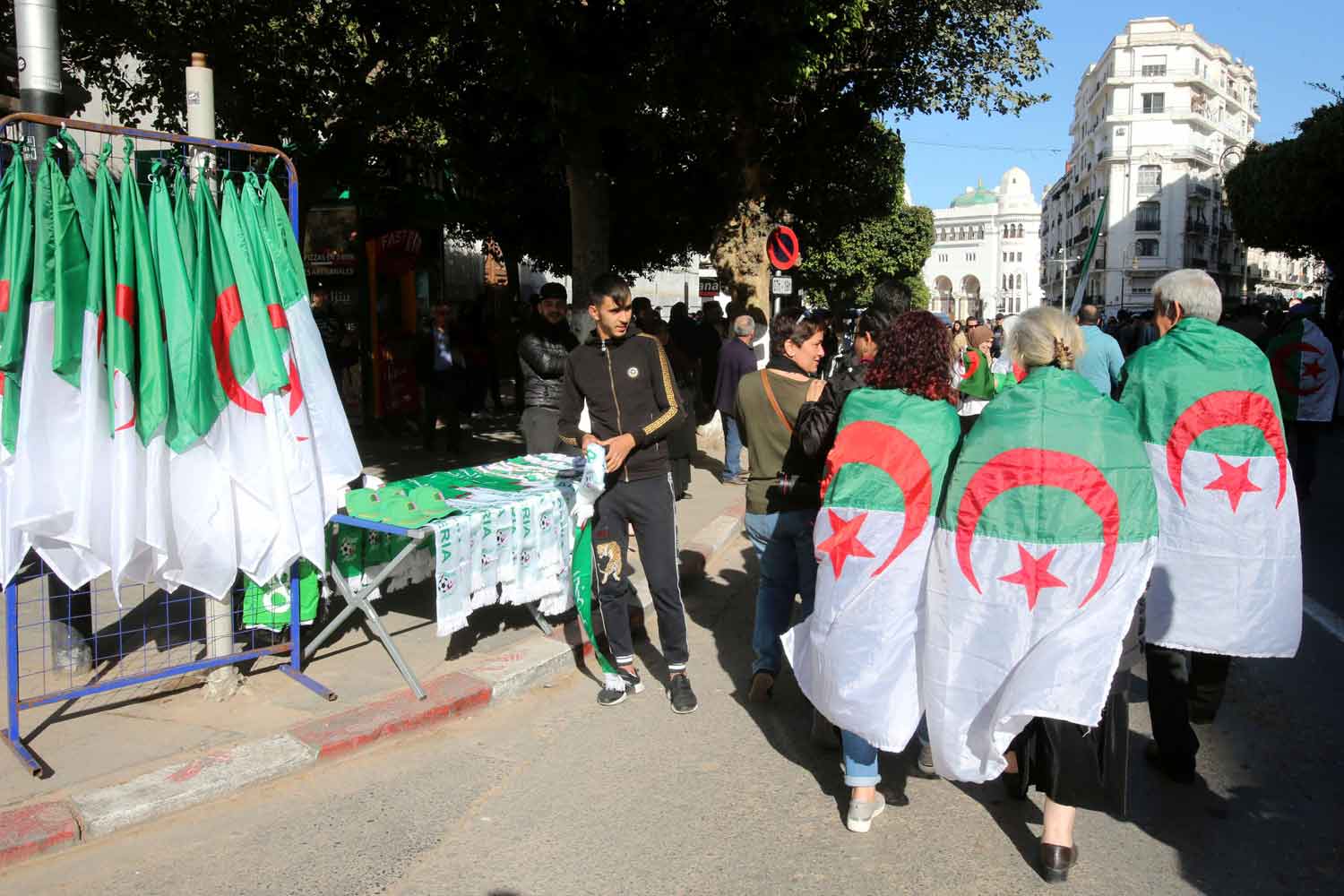توسع الهوة بين السلطة والحراك يضع الجزائر على حافة المجهول