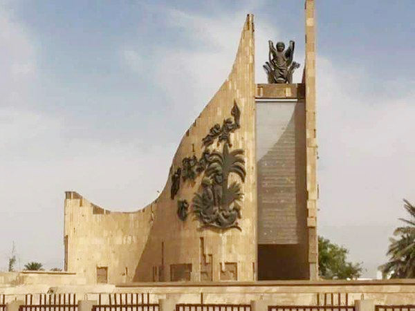 "بلاط الشهداء" النصب الذي أقامه الجابري في بغداد يلتحق بمدرسة الأعمال الفنية العراقية المنكوبة التي أزيلت من قبل الحكومة الموالية لإيران