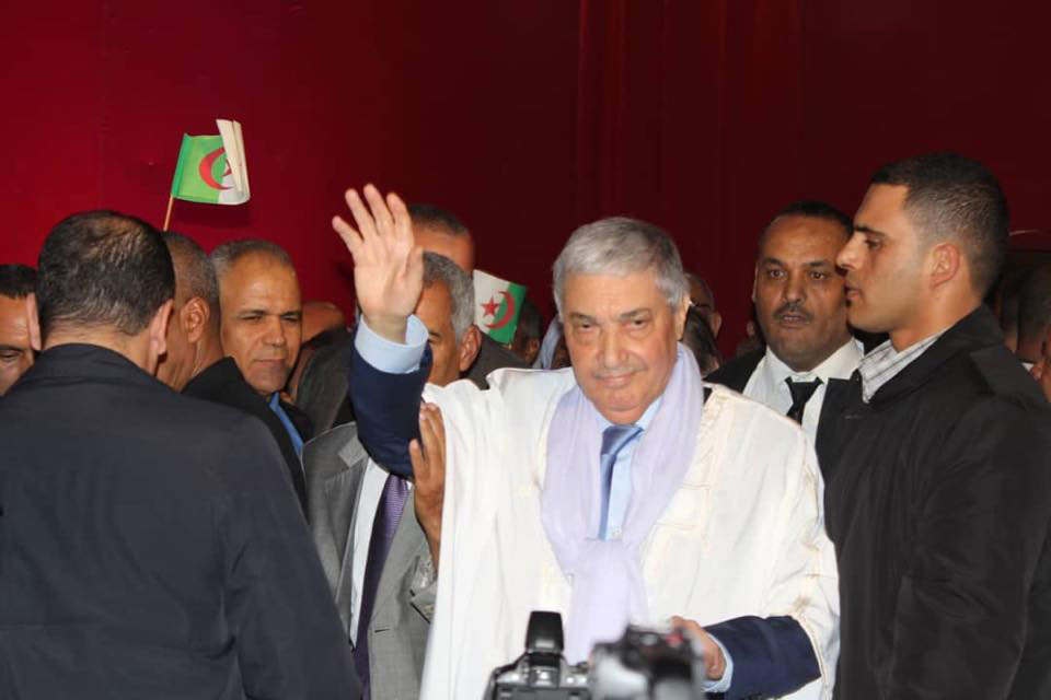 بن فليس يحاول ومنذ الساعات والأيام الأولى للحراك الانخراط فيه، ولكنه قوبل بالرفض وطرد من الساحات، ليقين الجزائريين أنه جزء من النظام