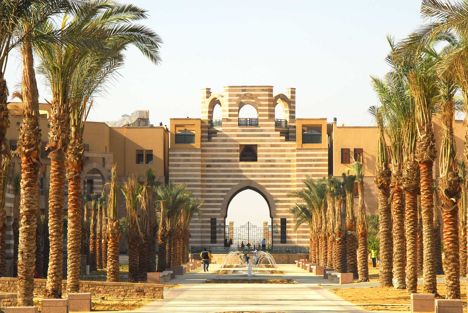 اتهامات متلاحقة للجامعة الأميركية في القاهرة بشأن انخراطها في العمل السياسي والتخلي عن جزء من استقلالها التام عن الإدارة الأميركية