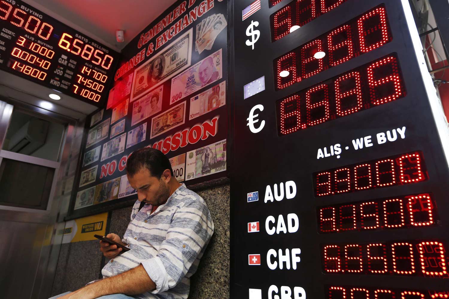 الليرة التركية تسجل أعلى مستوياتها قبيل محاكمة القس برانسون
