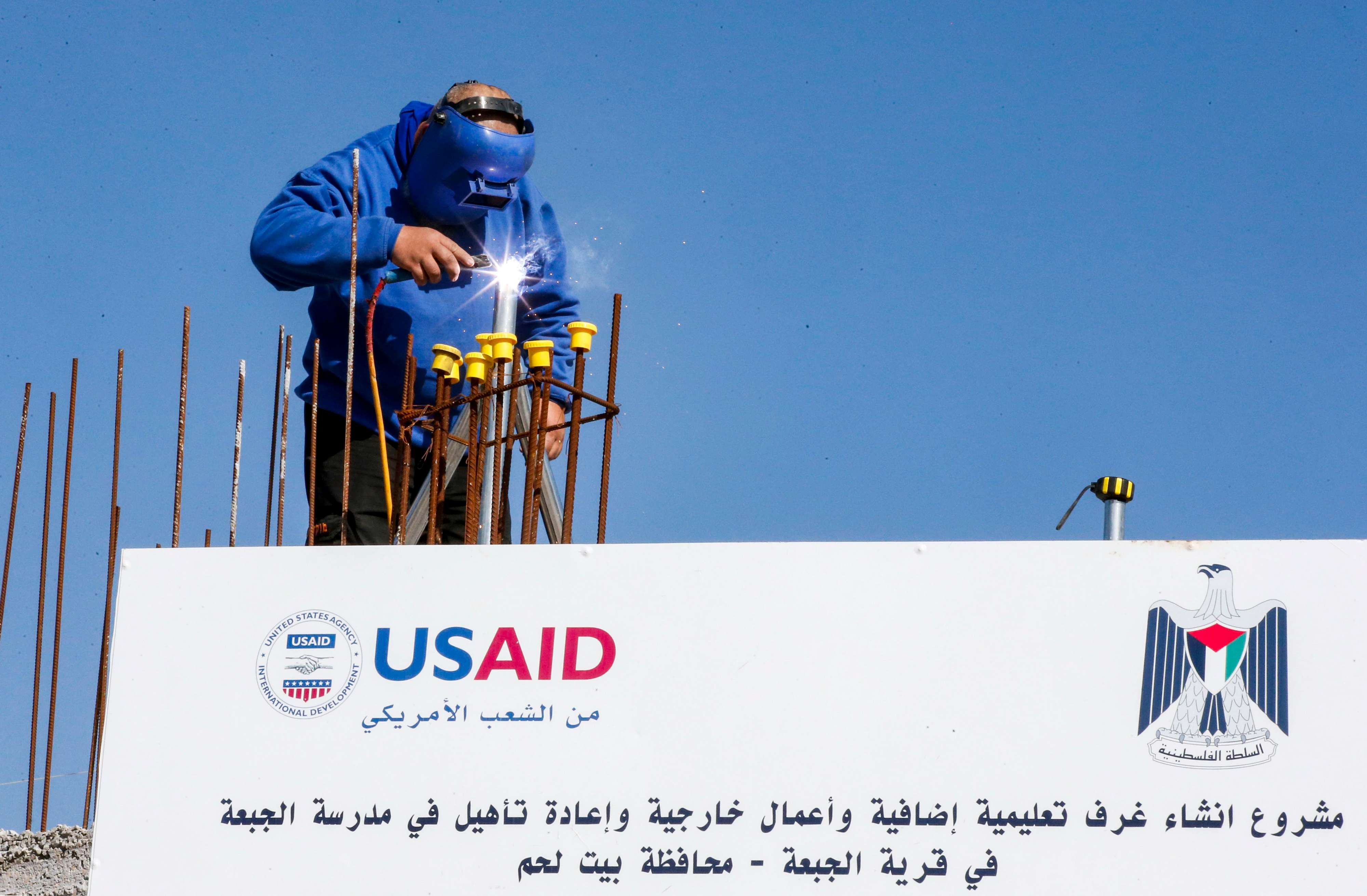 توقف المشروعات وبالرامج التي كان يجري تمويلها عن طريق المساعدات 