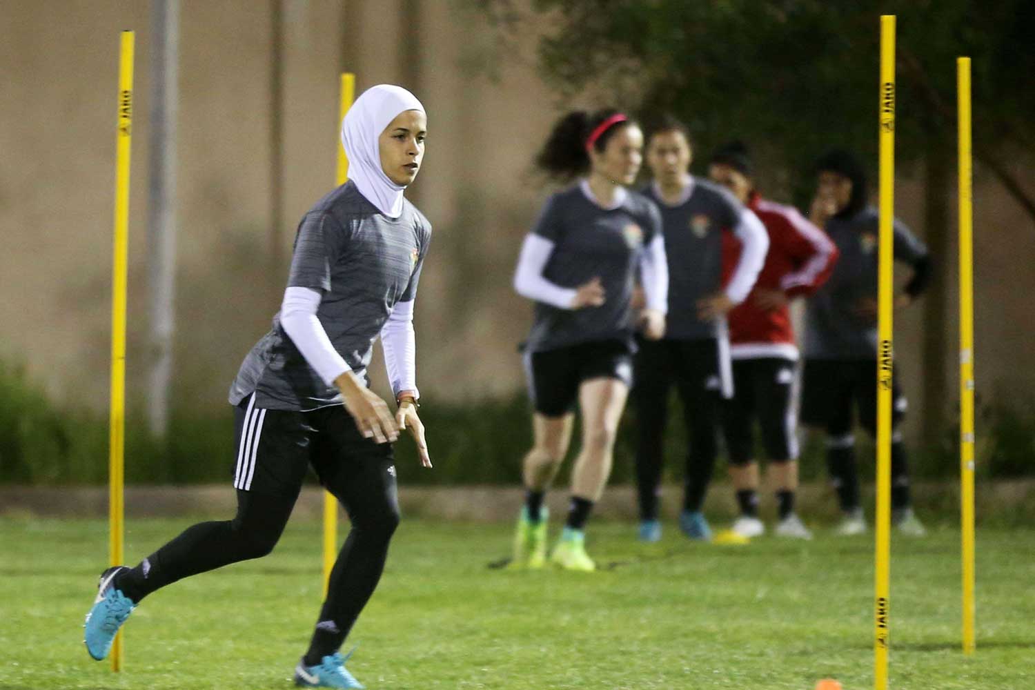 الطموح والنجاح سلاحا المرأة العربية في محاربة العقليات المحافظة