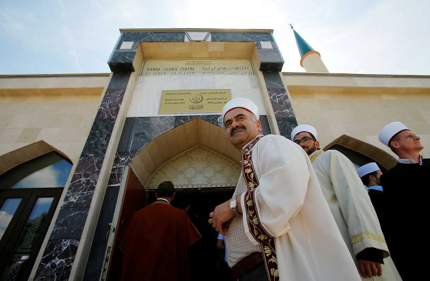 يُطلب من الأئمة جمع المعلومات حول الأهداف وأماكن وجودهم ونقلها إلى السفارة والقنصليات التركية
