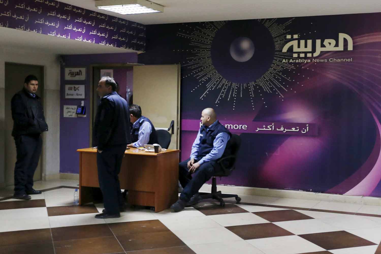 قناة العربية أكثر سيطرة على الجهات التي تبث صوتها وتميل إلى الاعتماد على المصادر الرسمية أكثر من القنوات الأخرى