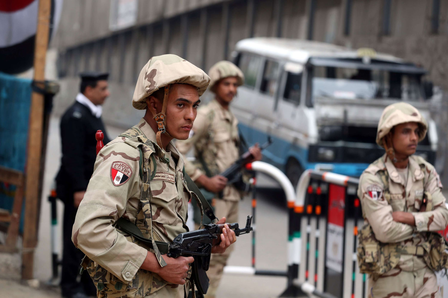 من الصعب أن يتخلى الجيش عن المزايا التي بناها طوال السنوات الماضية