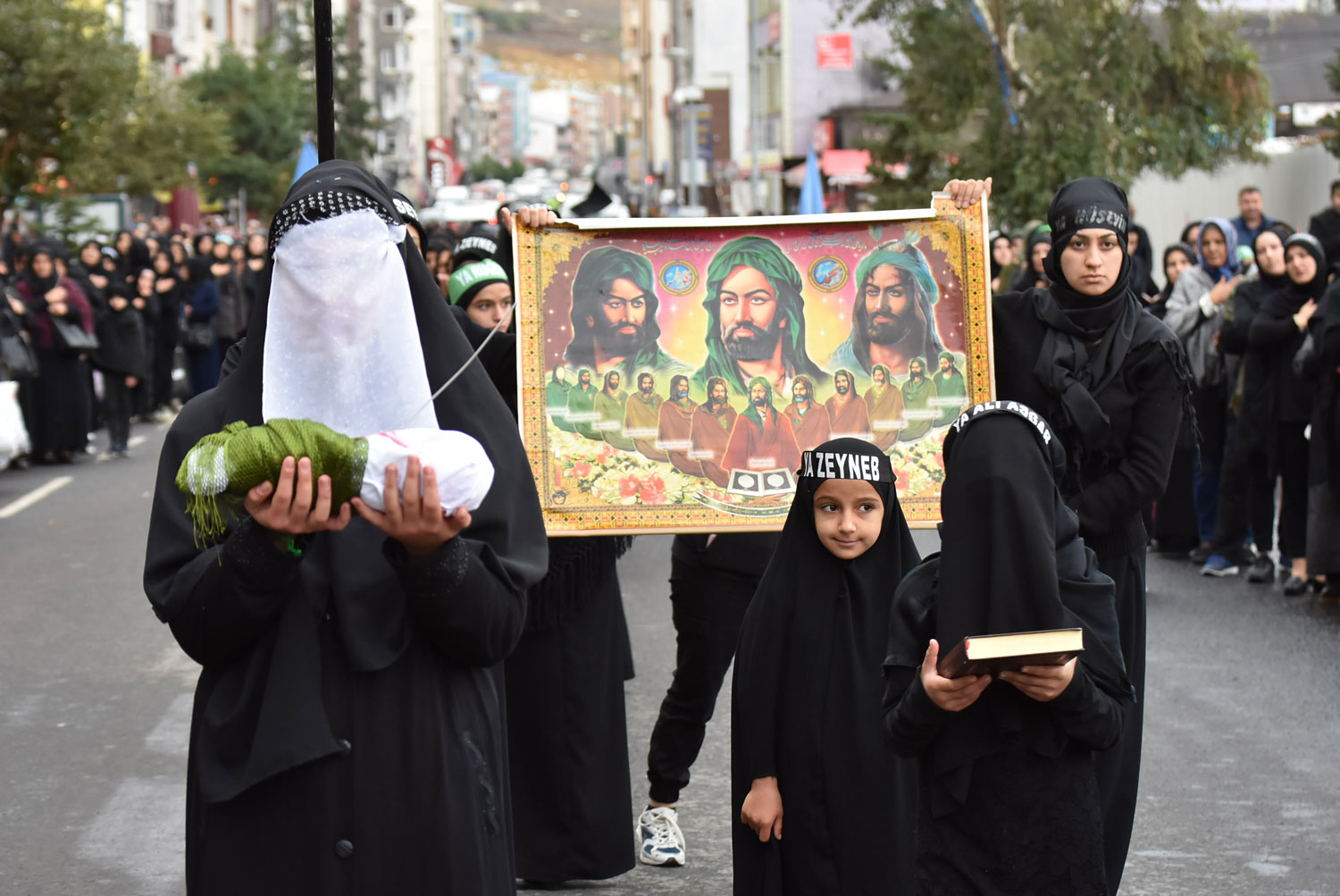 في لبنان ارتدى الآلاف الثياب السوداء، وعصبوا رؤوسهم، ووضعوا وشاحات سوداء وصفراء اللون وهتفوا دعماً لحزب الله