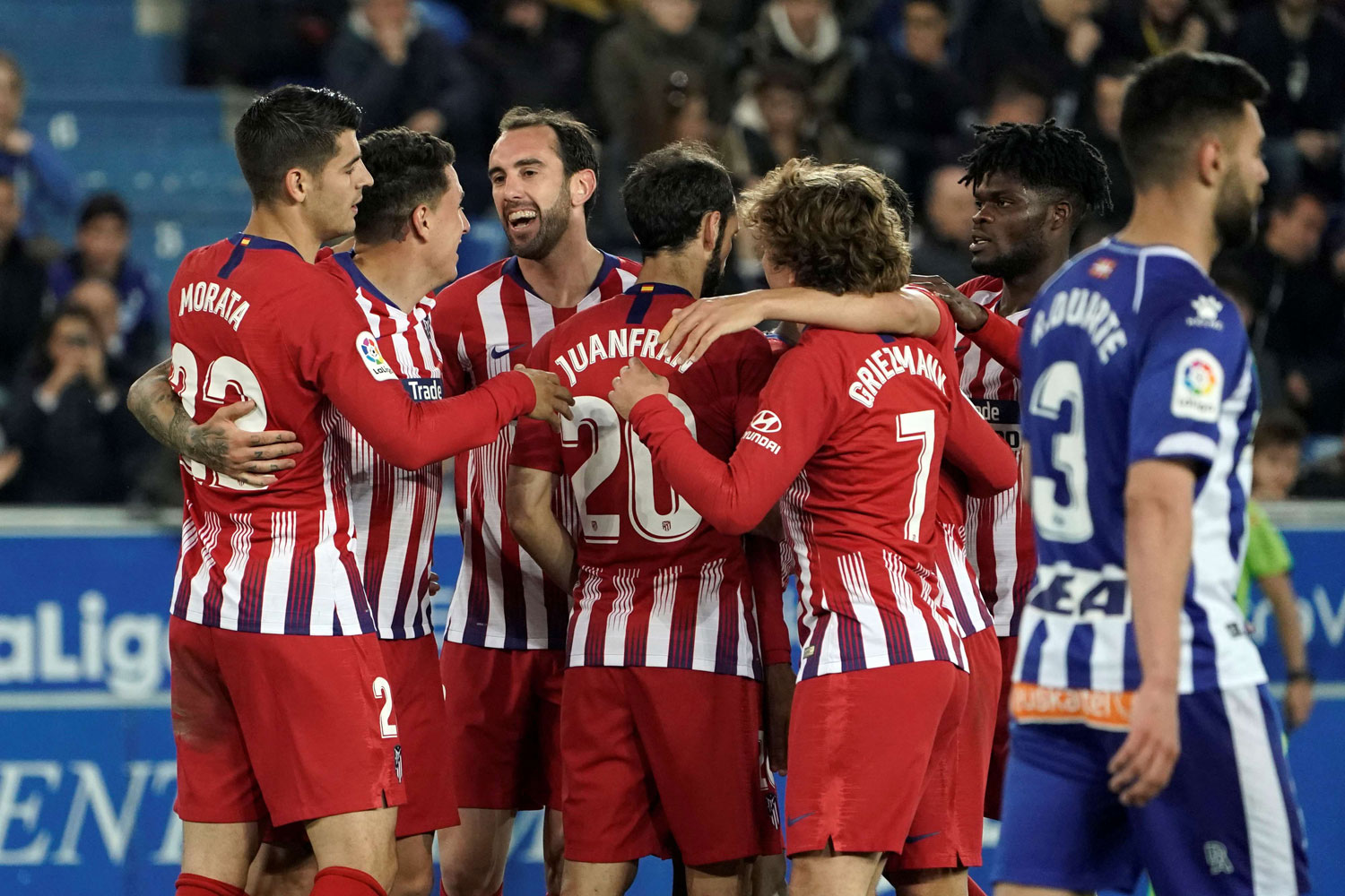 أتلتيكو مدريد يبقي على آماله بمنافسة برشلونة