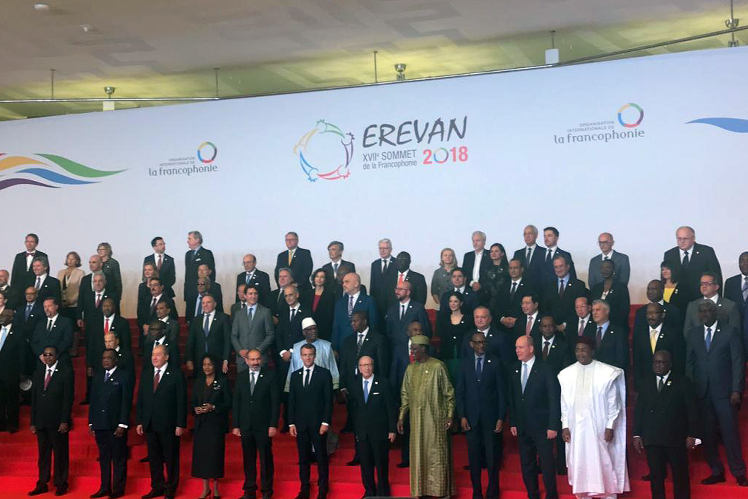 رئيس وزراء أرمينيا نيكول باشينيان لم ينس في خطابه في افتتاح القمة أن يقول "مرحبا بكم في أرض أرمينيا الخالدة" موجها تحية تكريم لروح أزنافور الذي قال عنه إنه "حمل اسم أرمينيا"