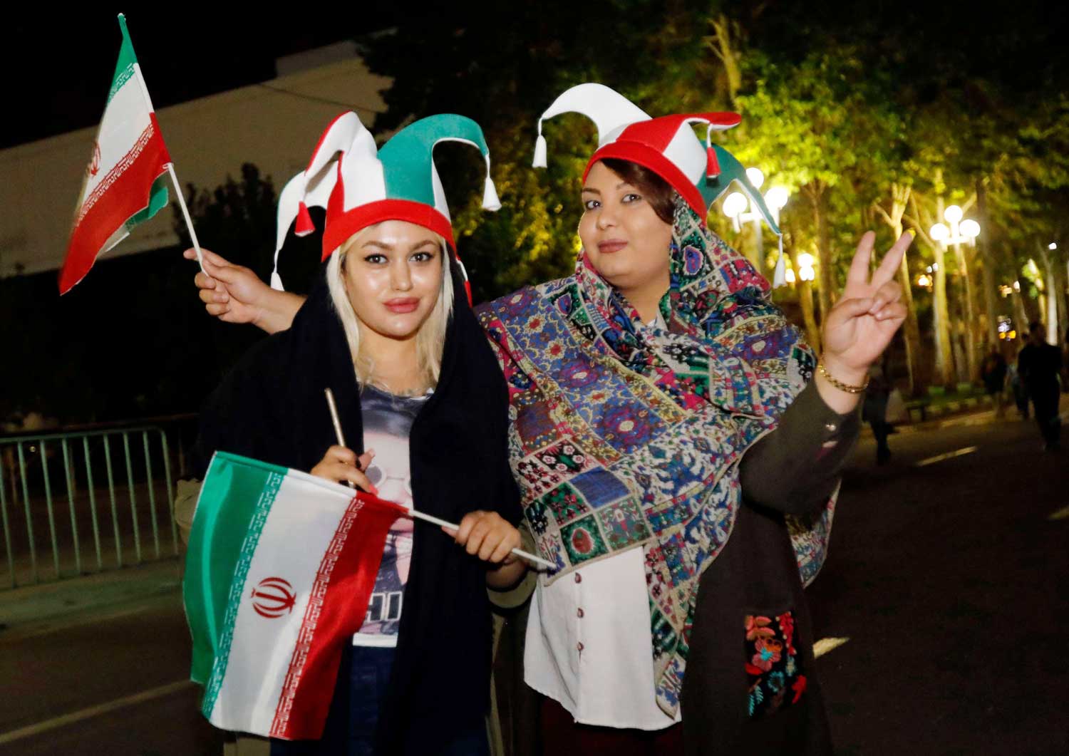 طهران تقطع مع السائد: السماح لحضور النساء في ملعب رياضي