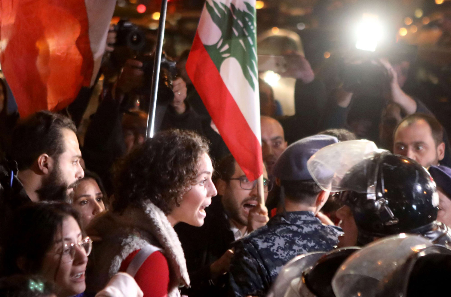 الوضع الاقتصادي في لبنان يتطلب معالجة فورية تجنب البلد الانهيار الكامل