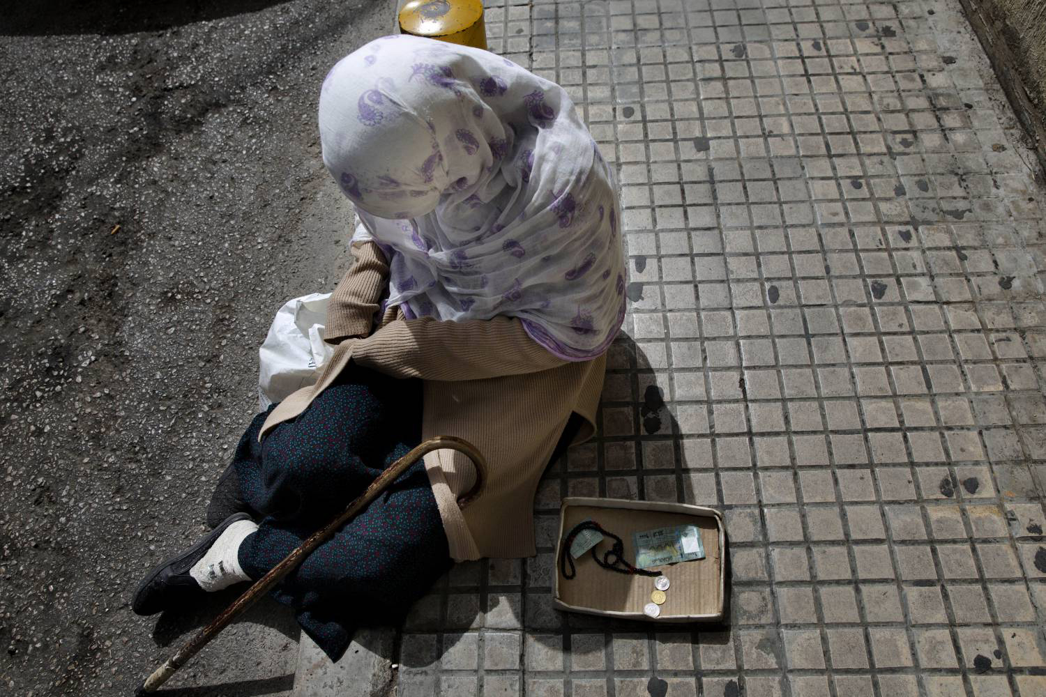 يحسنون اقتلاع الشفقة من المارة