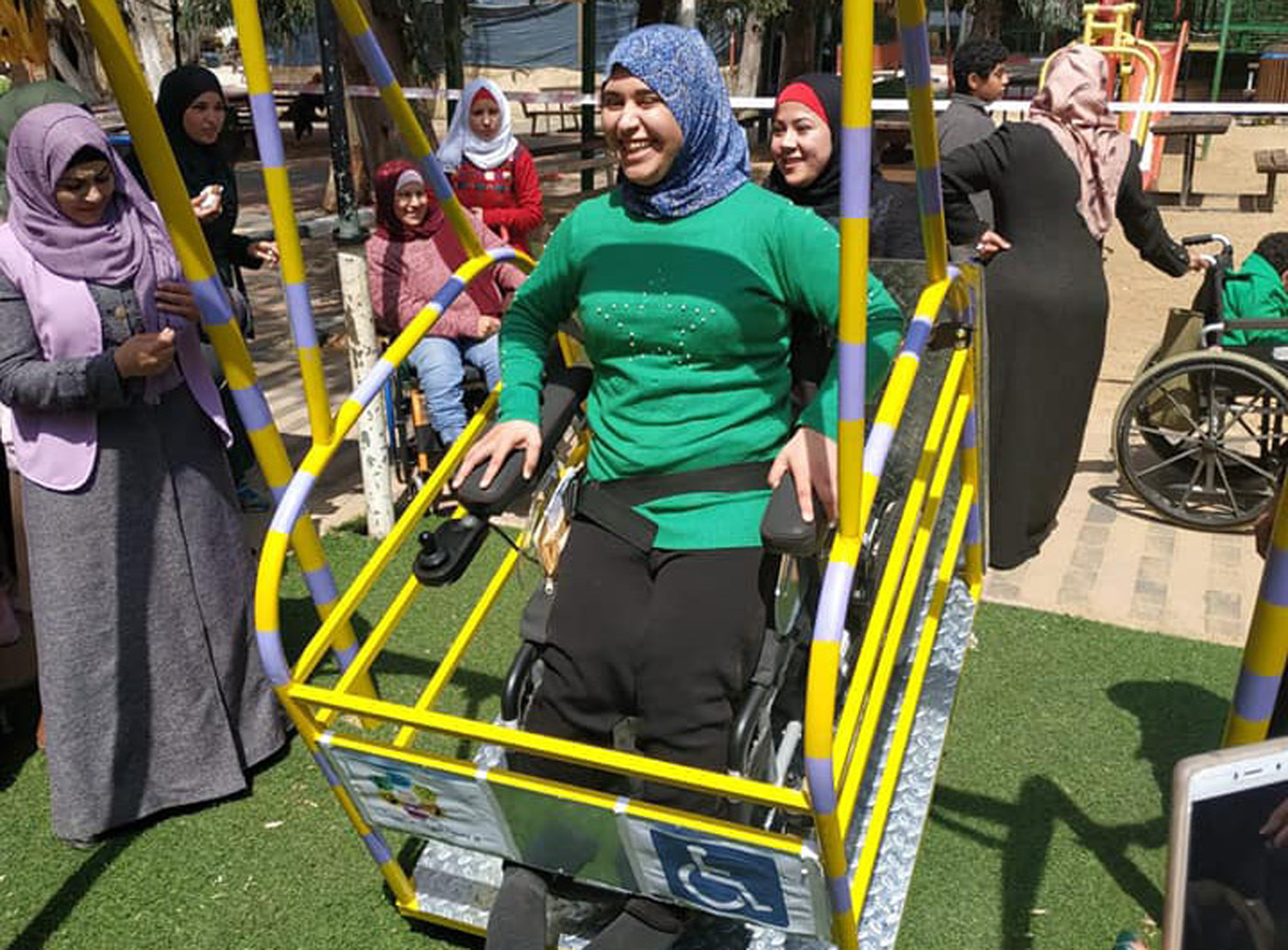 معا نضحك للدنيا