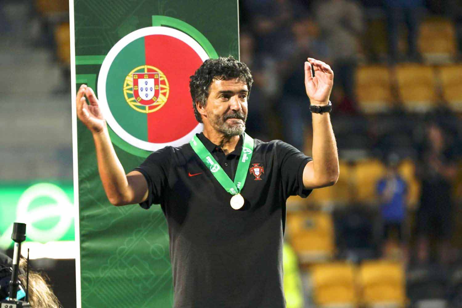 البرتغالي هيليو سوزا يقود منتخب البحرين