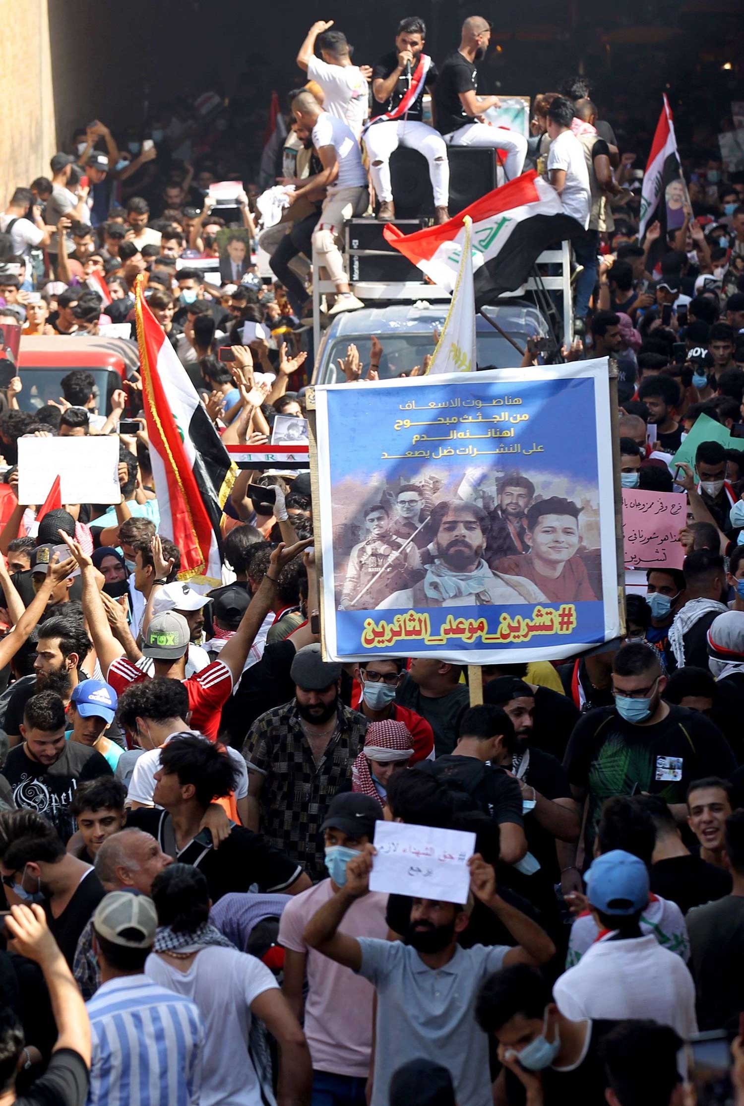 ثورة شباب أكتوبر تواصل رسالتها وتشق طريقها وسط غابة الميليشيات وأجهزة السلطة
