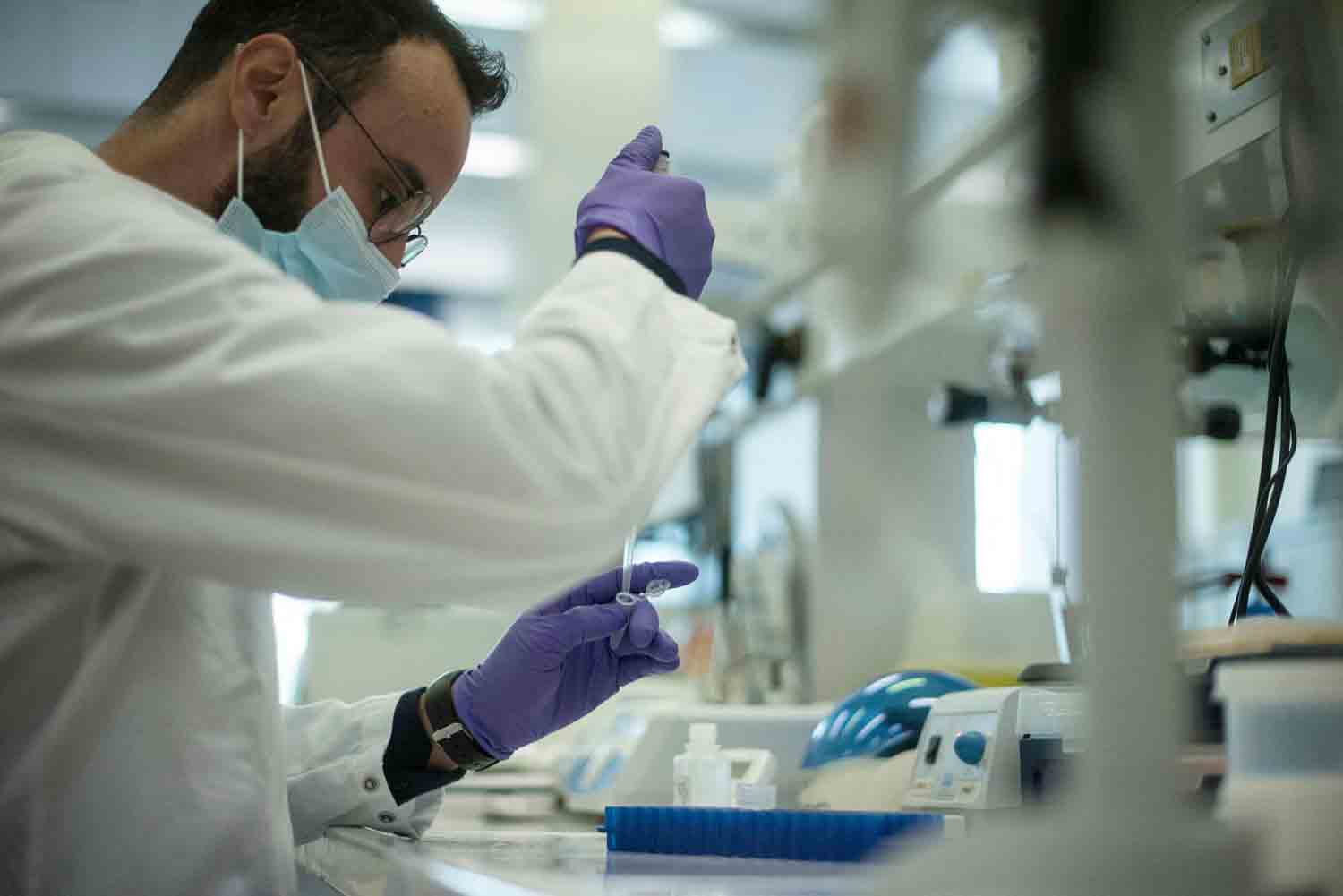 المختبر يقوم بزارعة العاثية الملائمة ويخضعها لعمليات ترشيح عدة بحيث تتم تنقيتها بالكامل لتصبح خالية من أي آثار للبكتيريا الأولية