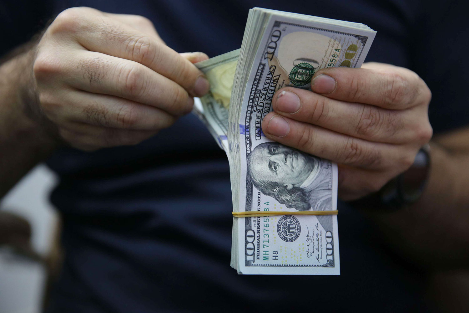 العراق يواجه شبح الإفلاس بسبب ضخامة فاتورة الرواتب 