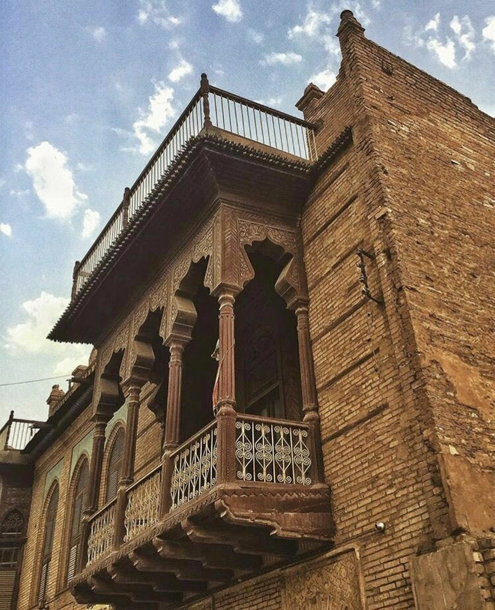 مدينة ضاربة في العمق 