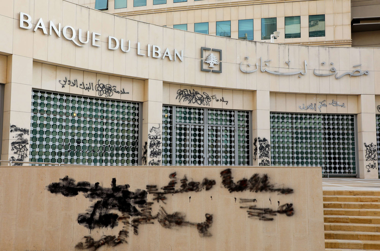 خطة لإعادة هيكلة القطاع المصرفي المؤلف من 28 بنكا محليا ووافدا من إجمالي 64 رخصة