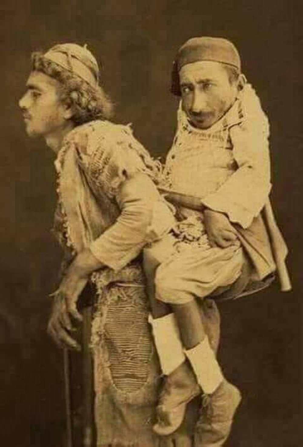 سمير المسيحي يرى والمسلم عبدالله يحمله
