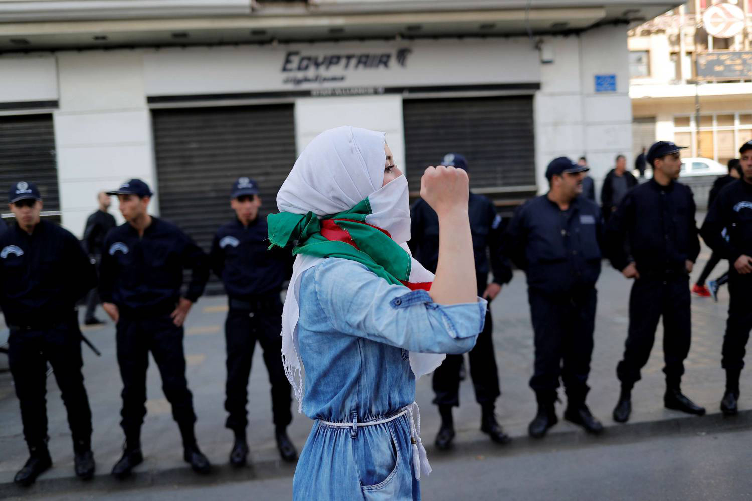 المرأة حاضرة في الحراك الشعبي الجزائري 