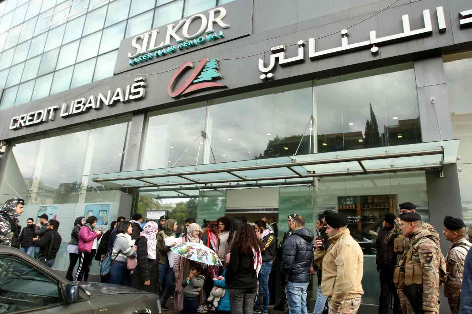 طوابير الانتظار.. والرد لا دولار