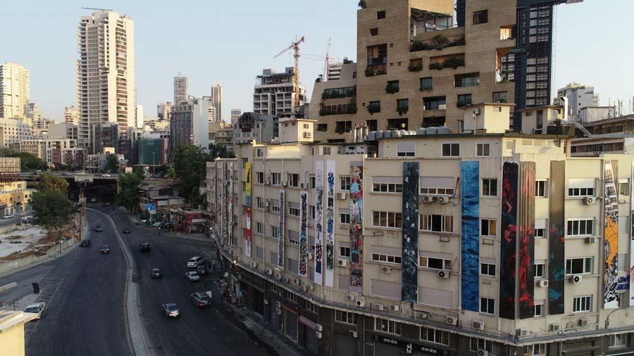 فن معلق على واجهات تسرد حكايات موغلة في الحزن