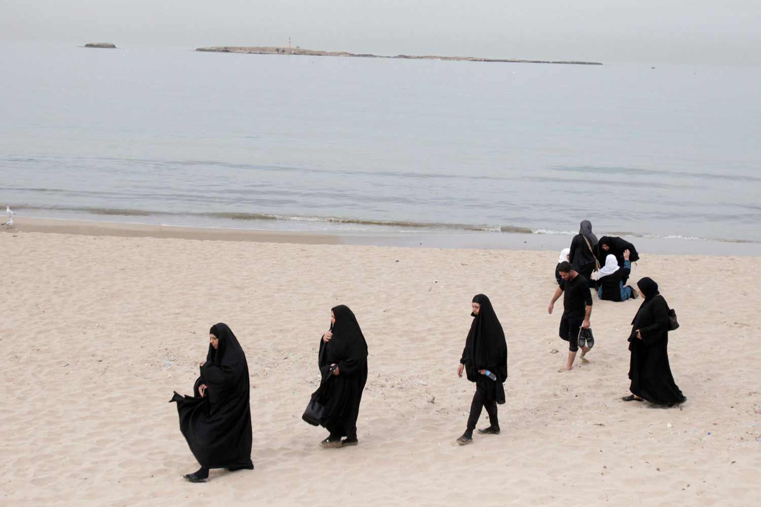سياح عراقيون بملابس بحر مختلفة