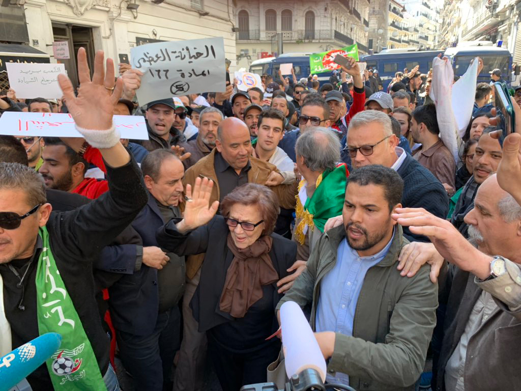 حضور بوحيرد يساهم في تشكيل هوية الحراك الشعبي المناهض لنظام بوتفليقة، ويضفى عليه الطابع النضالي والمطلبي، ملتزما بالطابع السلمي الهادئ