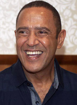 المسرح مثل كل شيء في الحياة لا بد أن يحمل سمات العصر الذي يواكبه ولغته ويعكس تقنياته ليحقق الانتشار