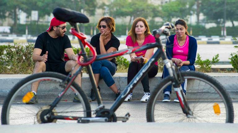 مبادرة "دراجة لكل طالب" تثير جدلا يبدأ بالسياسة وينتهي بالتمييز الجنسي
