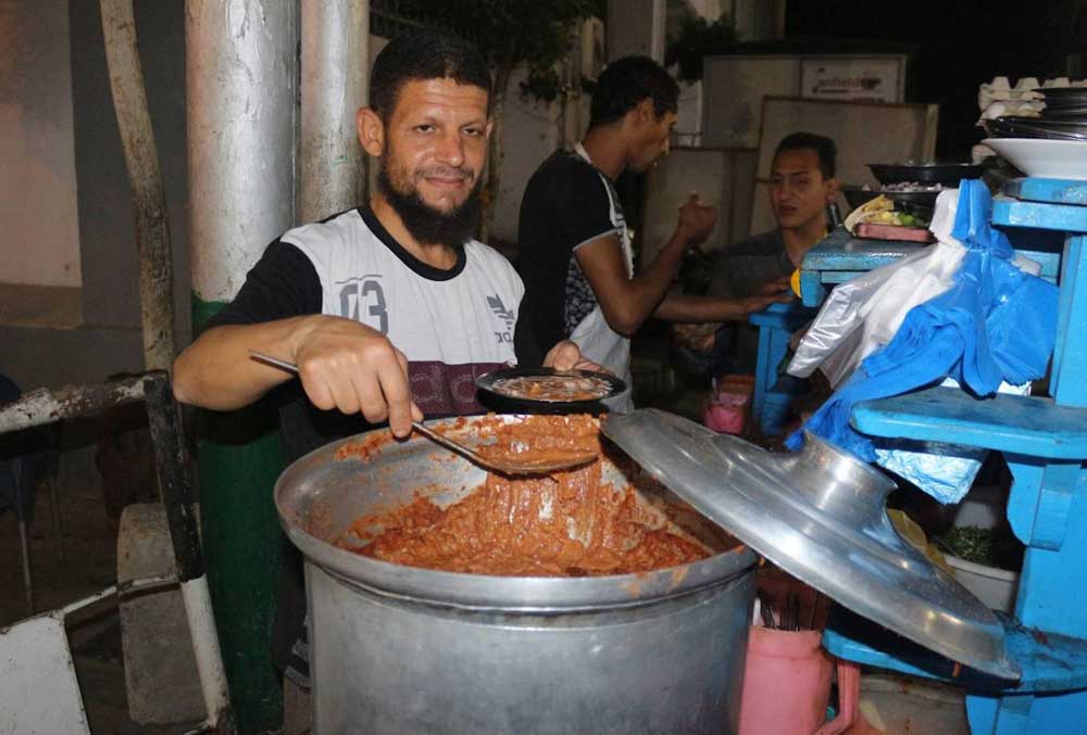 ترخيص العربات المتنقلة لبيع الأطعمة والمشروبات يتطلب دفع 20 ألف جنيه مع الآلاف من الجنيهات الأخرى تحت مسمى أجرة إشغال الطريق