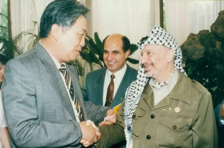 مع الزعيم الراحل ياسر عرفات