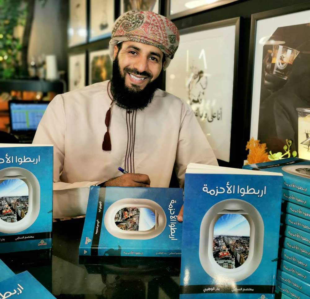 الكاتب يحكي مشاعره وتأملاته وقصصه التي عايشها في السفر بطريقة تشبه السرد الروائي لوقائع وأحداث الرحلة