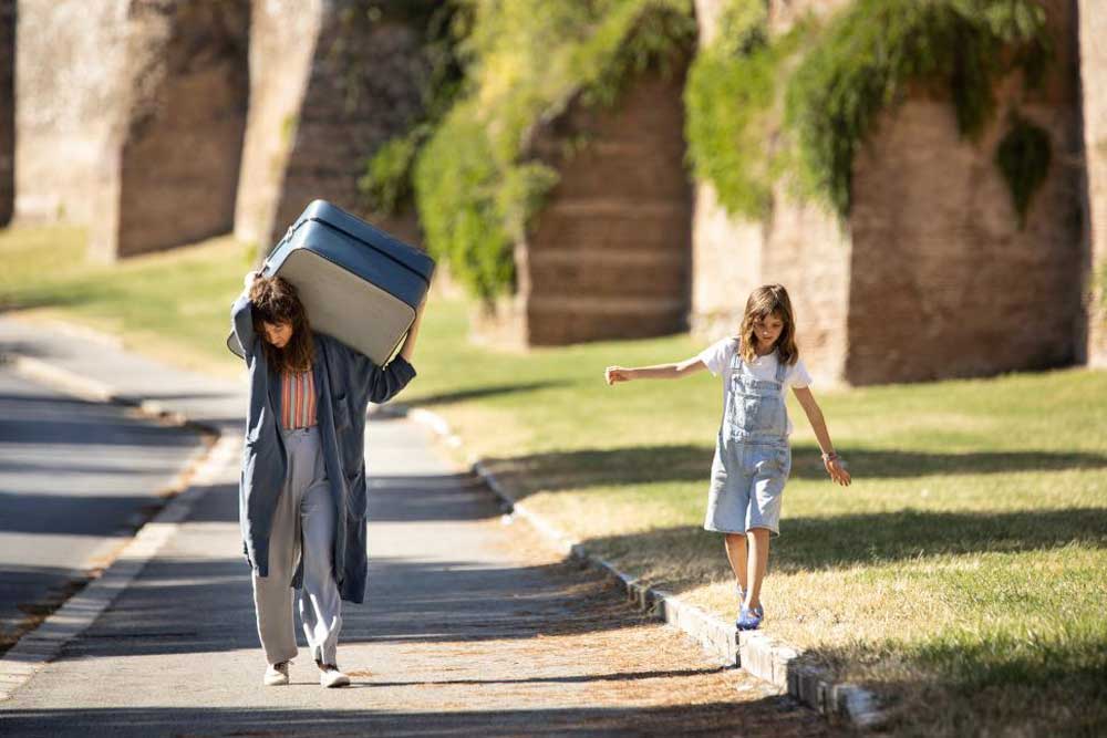 عاطفة قوية تجمع بين أم وابنتها في الفيلم الإيطالي "أن أصبح أمي"